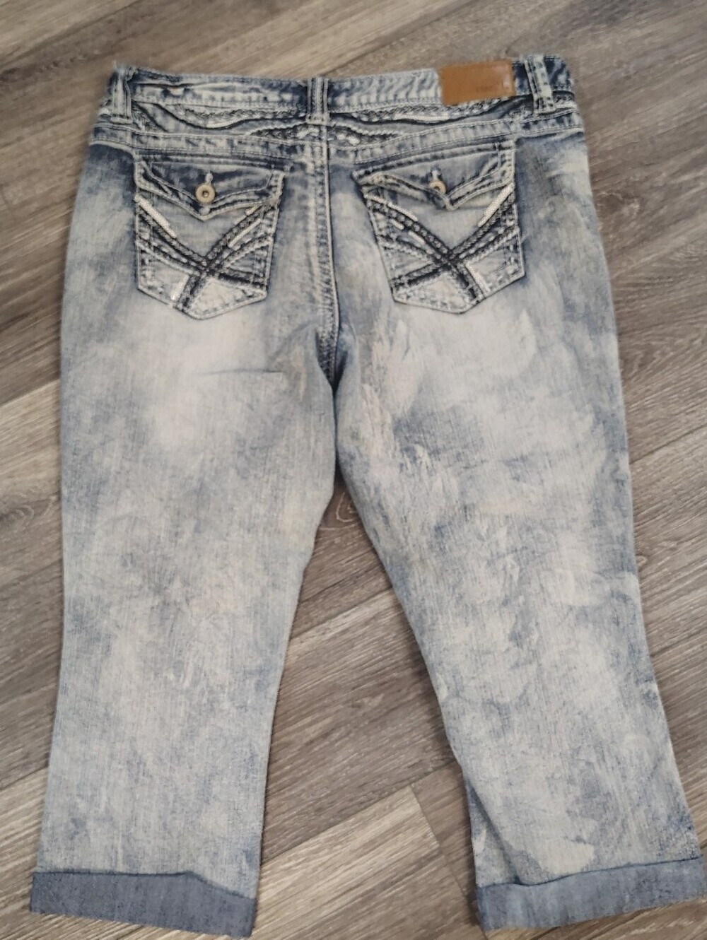 Rue21 Light Blue Washed Cropped Denim Capris with Embroidered Back Pockets 11/12